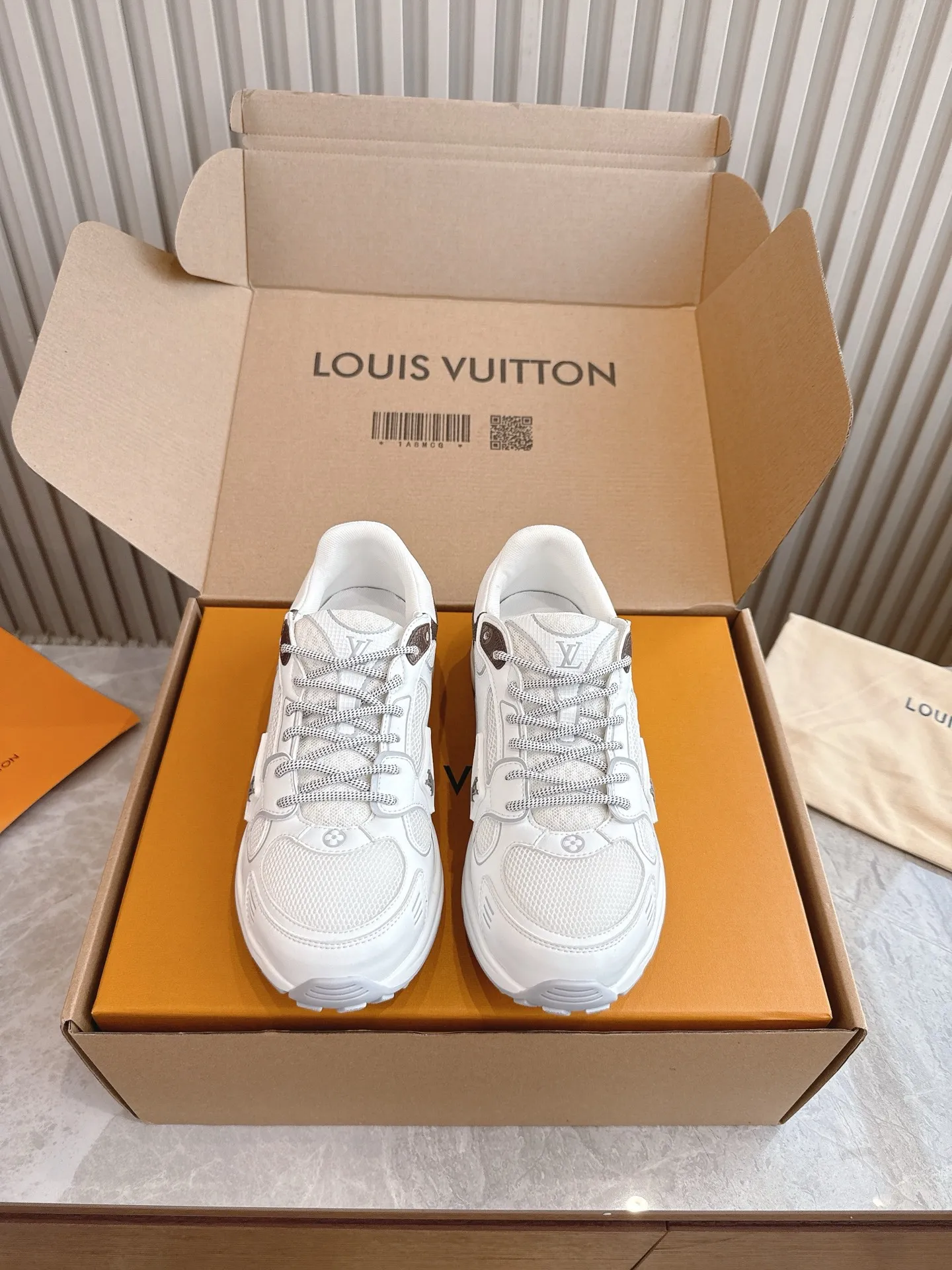 👟👟Ex-factory price 640👟👟 Men's size +10 (top version) 2025 new LV couple's same style sneakers, hot coming🔥🔥🔥Official website synchronized fabric, using special material printing process. Inside, breathable mesh, size 35-42 for women, 39-46 for men, factory standard complete package + airplane box